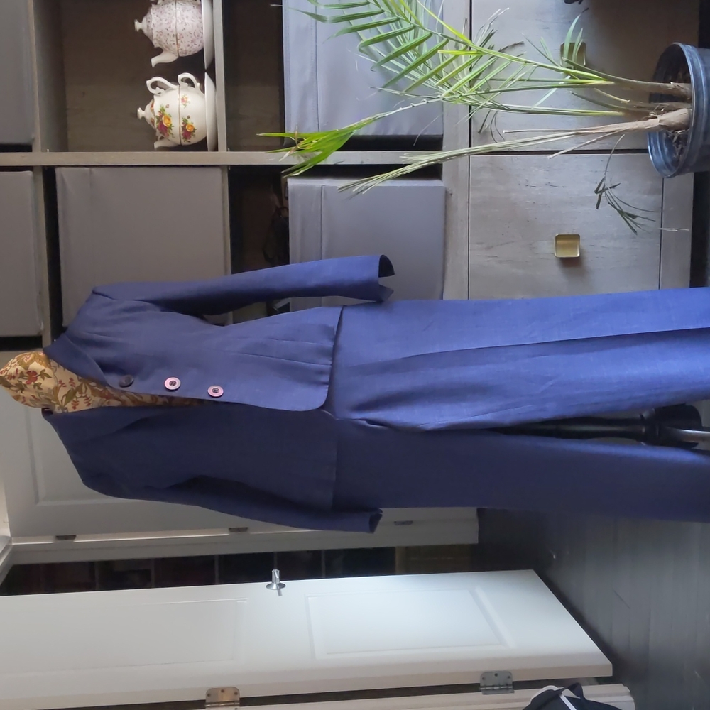 A lucky suit in blue size 12P Le Suit